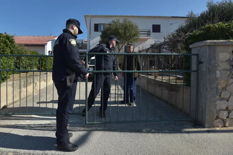 Strava na Pagu! Mu&scaron;karac s prvog kata kuće bacio četvero malodobne djece! Dvoje teže ozlijeđeno