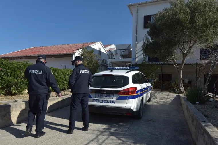 Strava na Pagu! Mu&scaron;karac s prvog kata kuće bacio četvero malodobne djece! Dvoje teže ozlijeđeno