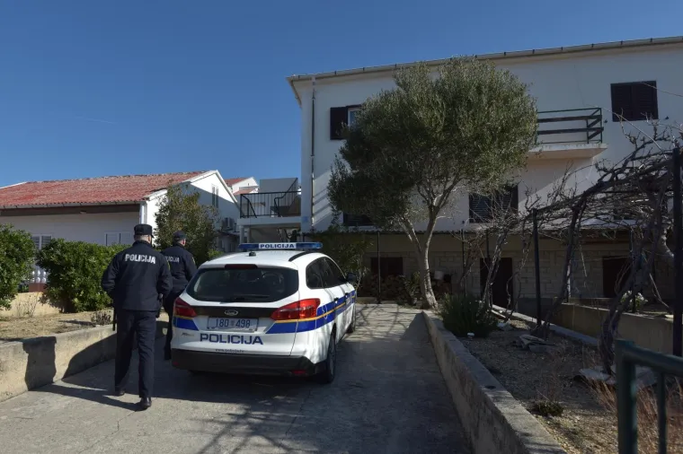 Strava na Pagu! Mu&scaron;karac s prvog kata kuće bacio četvero malodobne djece! Dvoje teže ozlijeđeno