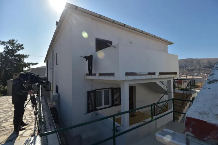 U četvrtak ujutro 54-godi&scaron;njak je u Pagu bacio s balkona s prvog kata svoje četvero malodobne djece u dobio od 3, 5, 7 i 8 godina. Djeca su prevezena u Opću bolnicu u Zadar gdje je utvrđeno da su dvoje zadobili frakture lubanje i ozljede opasne po život. Oca je privela policija. Susjedi kažu da jeriječ o problematičnoj obitelji koja je prije desetak godina doselila u Pag s područja Virovitice.