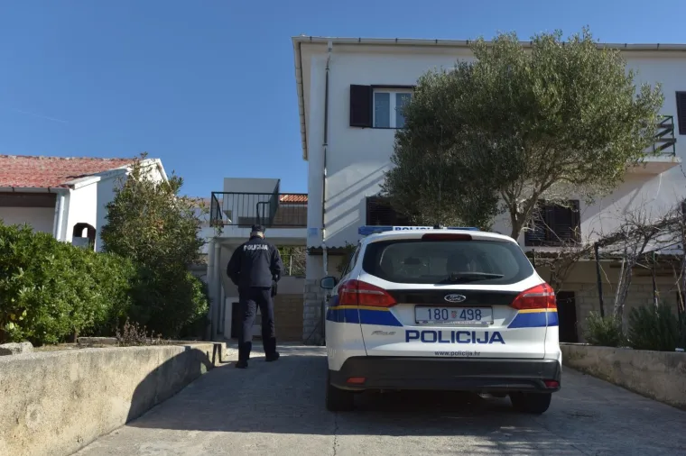 U Pagu otac bacio četvero djece s balkona