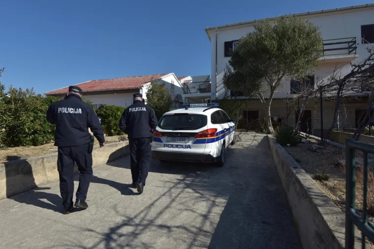 U Pagu otac bacio četvero djece s balkona