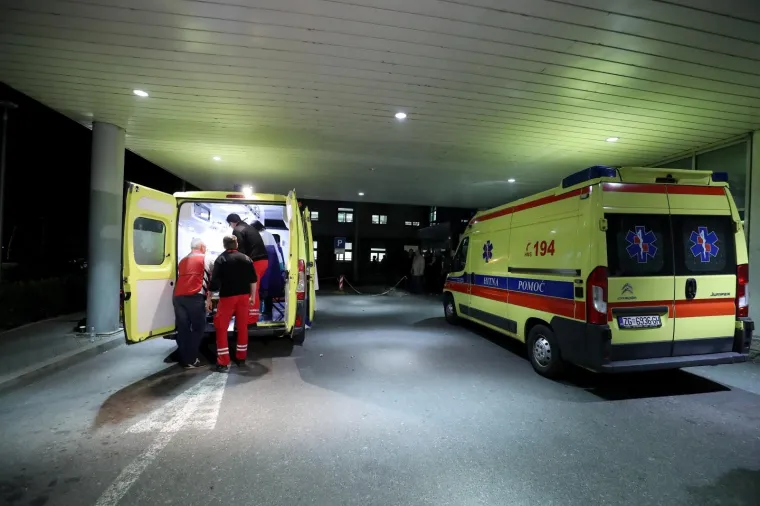 Sedmogodi&Scaron;nja djevojčica, koja je u jutros te&scaron;ko ozlijeđena na Pagu, zbog pogor&scaron;anog zdravstvenog stanja prebačeena je sanitetskim vozilom u Klinicki bolnicki centar Zagreb.  Zbog težine i specifičnosti ozlijeda nije smjela letjeti. 
Ostalo troje djece koje je otac bacio s balkona prvog kata na beton su stabilna.  . Djevojčica od pet godina je pro&scaron;la s lak&scaron;im ozljedama, nagnječenjima i ogrebotinama, a najmlađi dječak od tri godine se nalazi na dječjoj kirurgiji, puklo mu je plućno krilo, to se karakterizira kao te&scaron;ka tjelesna ozljeda, ali je pri svijesti i stabilno, potvrdio je za N1 ravnatelj bolnice Željko Čulina.