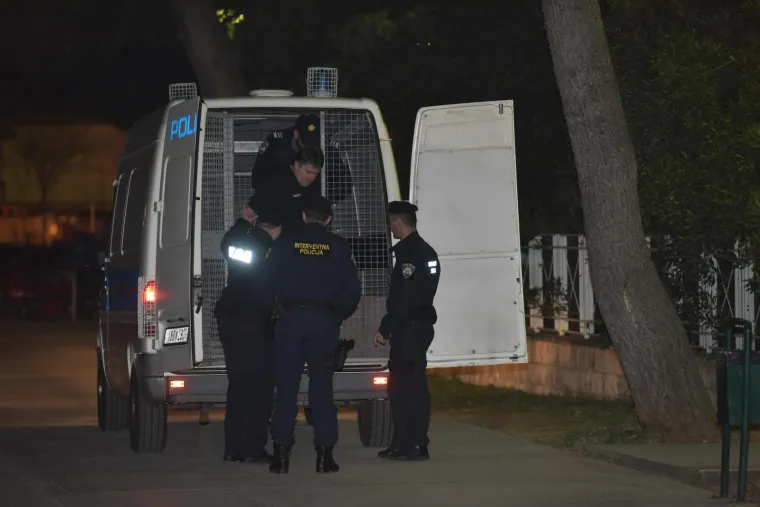 Monstrum s Paga noć je proveo u pritvoru, u podne stao pred suce istrage