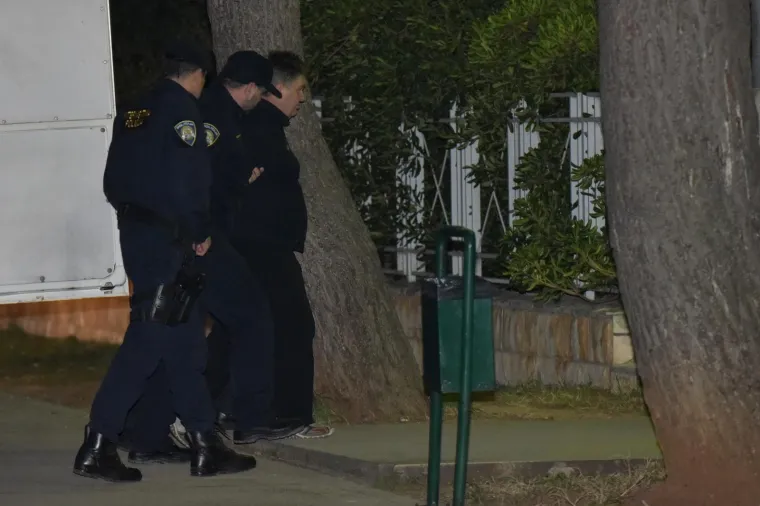 Monstrum s Paga noć je proveo u pritvoru, u podne stao pred suce istrage