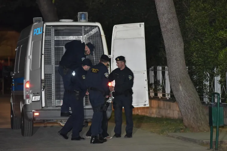 Monstrum s Paga noć je proveo u pritvoru, u podne stao pred suce istrage