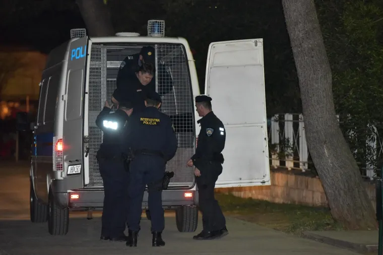 Monstrum s Paga noć je proveo u pritvoru, u podne stao pred suce istrage