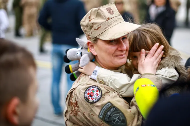 Smijeh, zagrljaji i suze: Ispraćen 10. kontigent HRVCON-a u misiju u Afganistanu