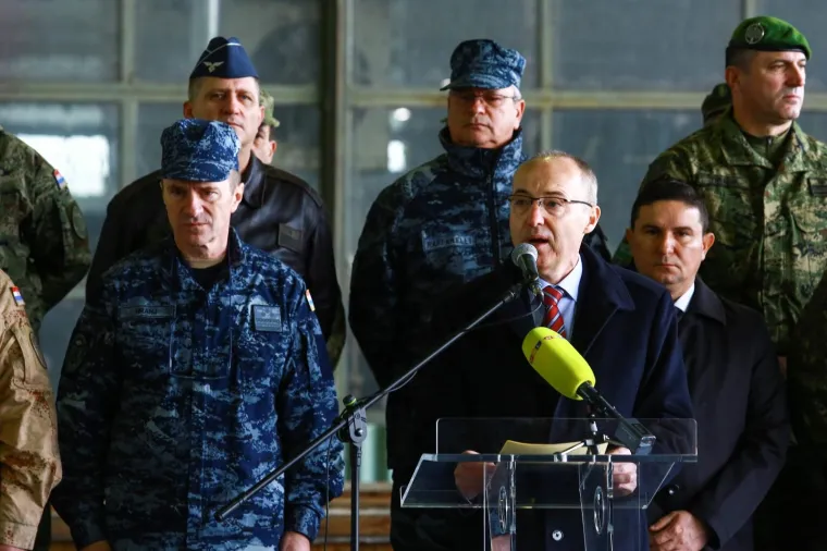 Smijeh, zagrljaji i suze: Ispraćen 10. kontigent HRVCON-a u misiju u Afganistanu