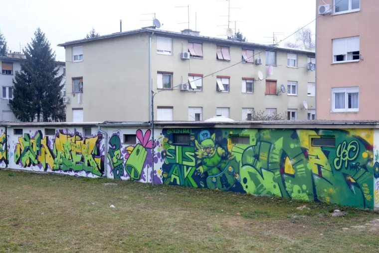 GRAFITERI OSLIKALI GARAŽE U SISKU: 'Ljubav se ljubavlju vraća'