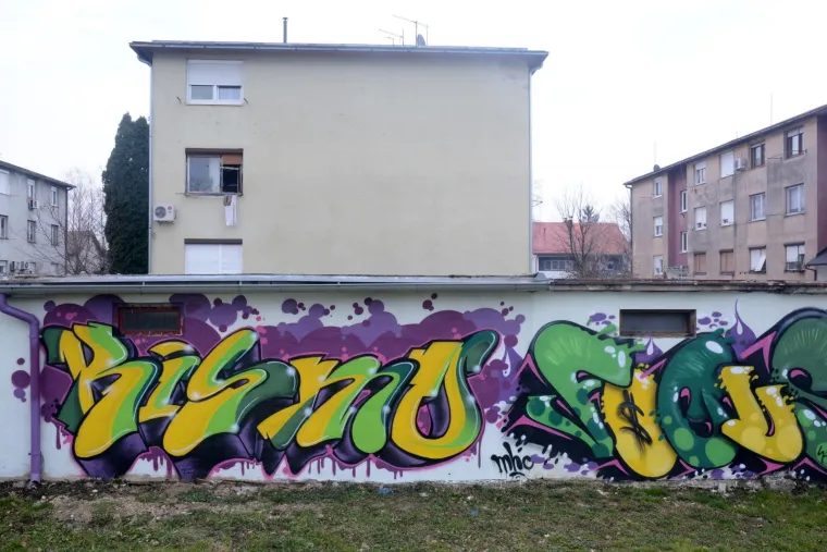 GRAFITERI OSLIKALI GARAŽE U SISKU: 'Ljubav se ljubavlju vraća'