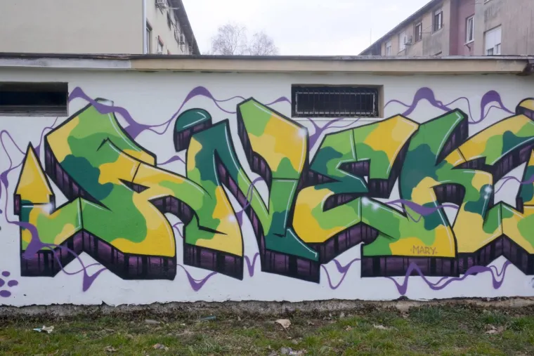 GRAFITERI OSLIKALI GARAŽE U SISKU: 'Ljubav se ljubavlju vraća'