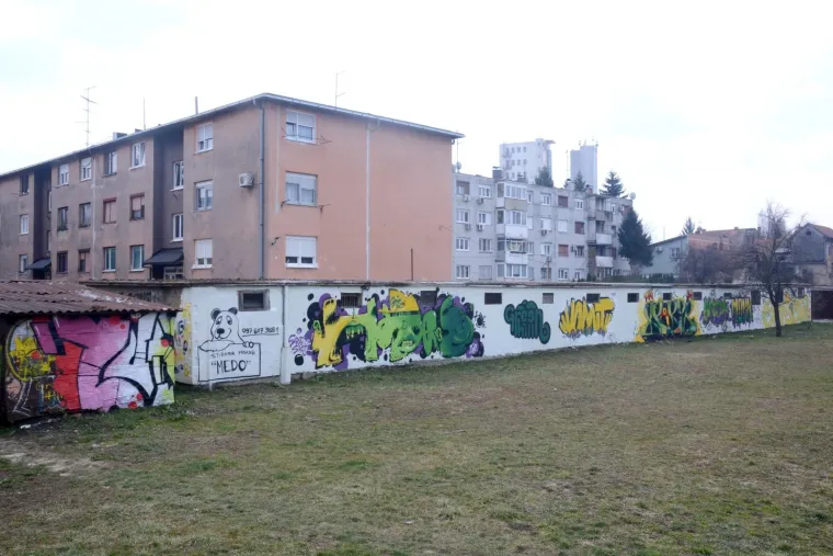 GRAFITERI OSLIKALI GARAŽE U SISKU: 'Ljubav se ljubavlju vraća'