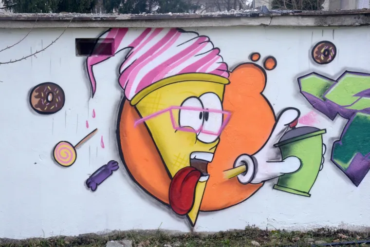 GRAFITERI OSLIKALI GARAŽE U SISKU: 'Ljubav se ljubavlju vraća'