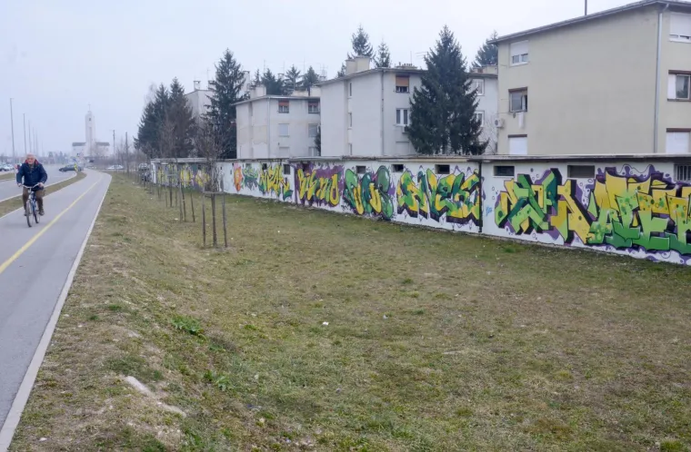GRAFITERI OSLIKALI GARAŽE U SISKU: 'Ljubav se ljubavlju vraća'