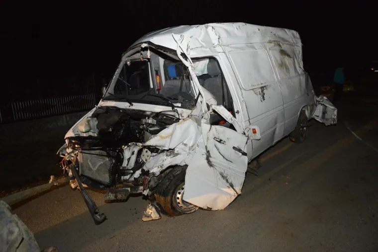 Noćas je poginuo vozač kombija u selu Lasovac udaljenom 20-ak kilometara od Bjelovara. Kako se neslužbeno saznaje vozač kombija je navodno zbog neprilagođene brzine izgubio kontrolu, sletio s ceste i zabio se u rasvjetni stup kod kućnog broja 90. Od siline udarca kombi vozilo je odbijeno preko kolnika u putni jarak nasuprot udarcu. Za vrijeme policijskog očevida promet je bio blokiran.