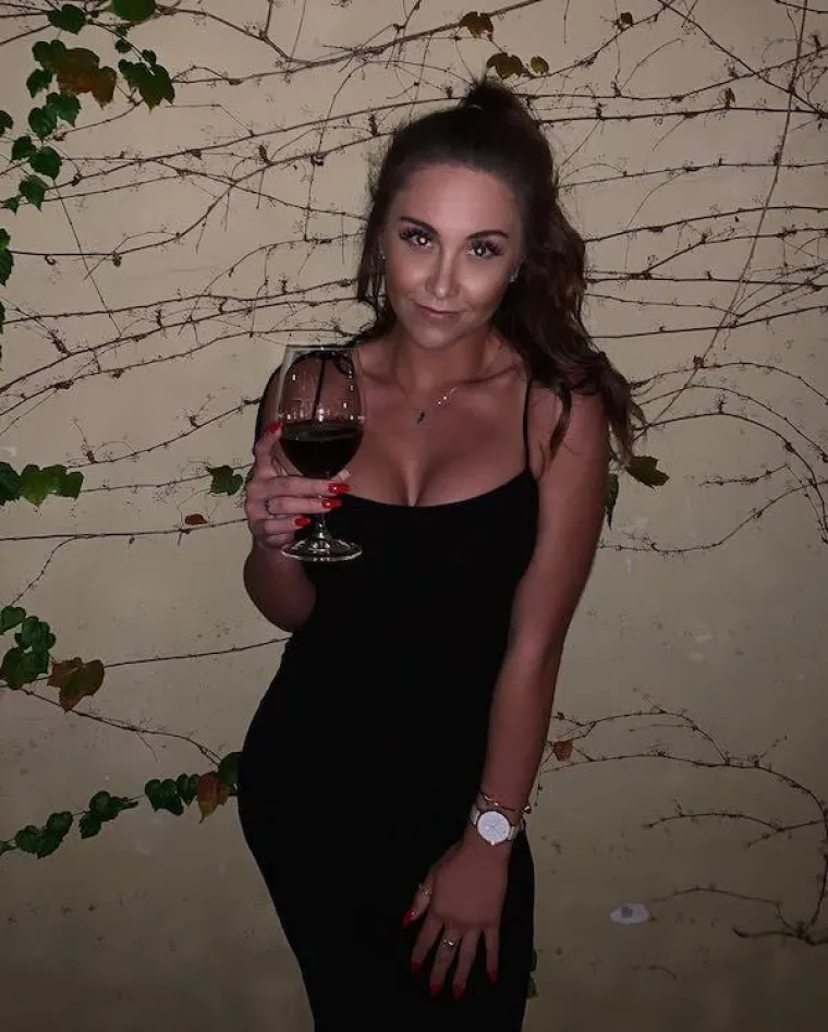 SREDILE SE ZA PROVOD, ALI SIGURNO NE ZA PLES: Haljine im toliko tijesne da je svaki pokret riskantniji od klađenja na Hajduk