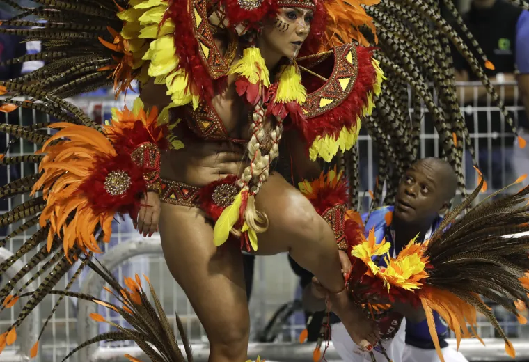 Spektakl je počeo! Seksi plesačice i vrući ritmovi sambe zavladali najpoznatijim karnevalom na svijetu