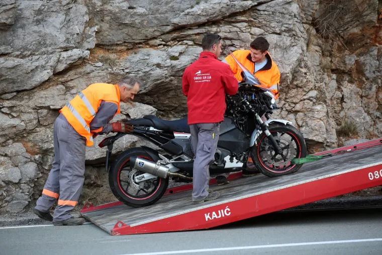 Prometna nesreća u Rijeci: Dva motorista ozlijeđena u sudaru s autom