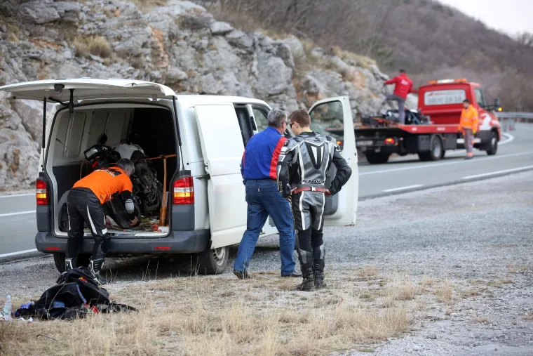 Prometna nesreća u Rijeci: Dva motorista ozlijeđena u sudaru s autom