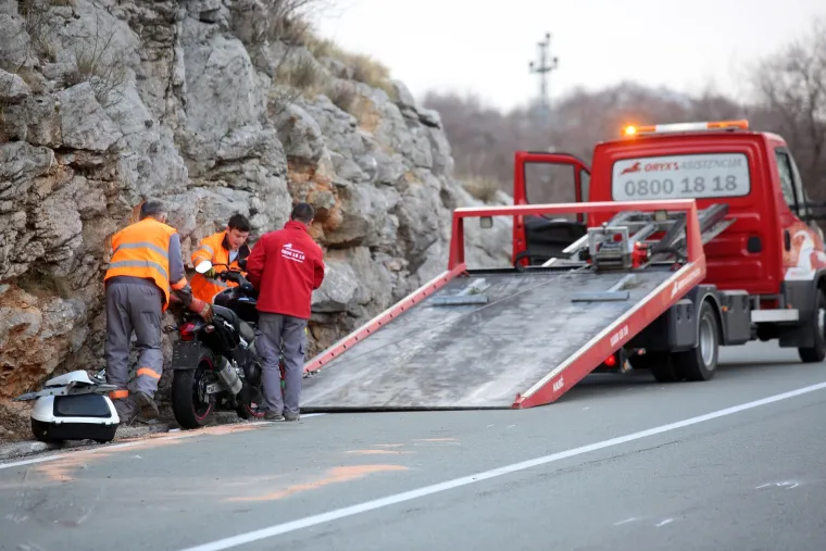 Prometna nesreća u Rijeci: Dva motorista ozlijeđena u sudaru s autom