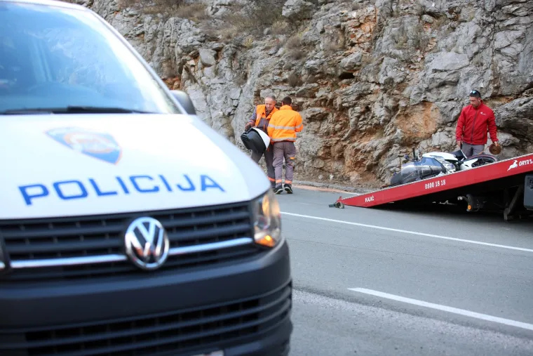 Prometna nesreća u Rijeci: Dva motorista ozlijeđena u sudaru s autom