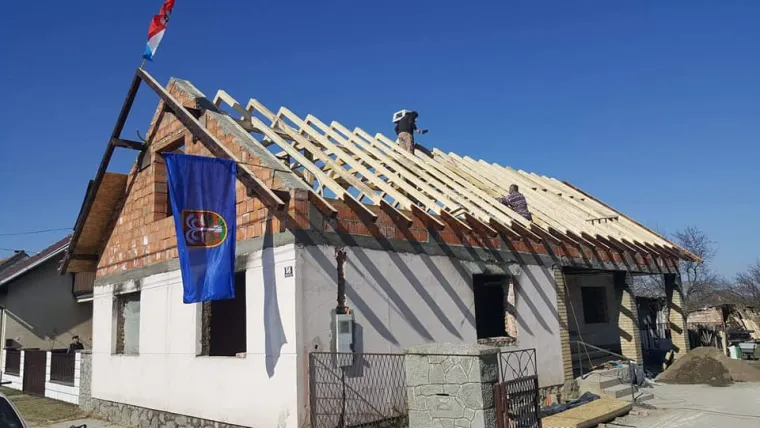 Ostao je bez svega u stra&scaron;nom požaru, a nogometa&scaron;i Sloge za dva tjedna su mu obnovili kuću