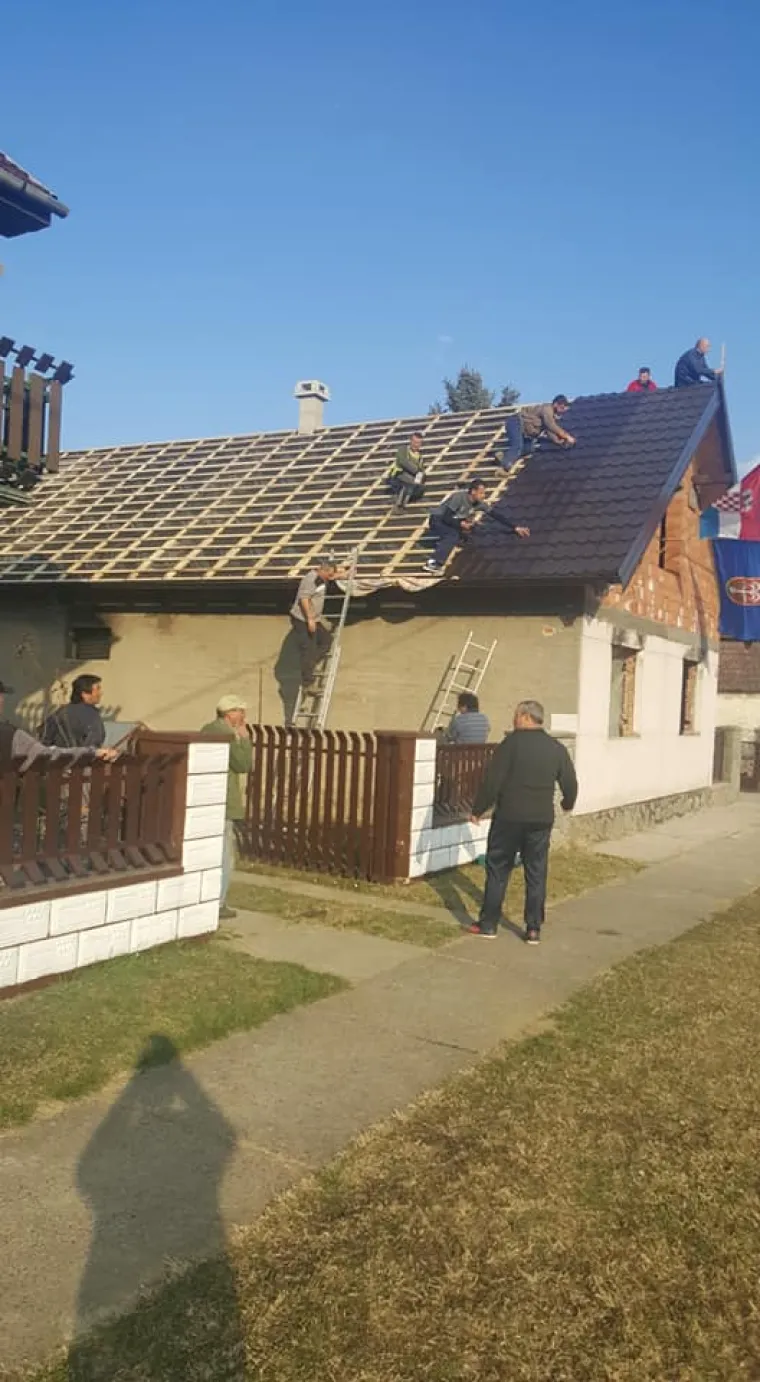 Ostao je bez svega u stra&scaron;nom požaru, a nogometa&scaron;i Sloge za dva tjedna su mu obnovili kuću