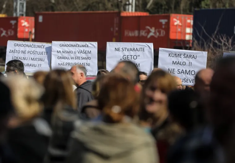 Stanovnici Petru&scaron;evca prosvjedovali zbog doseljavanja Roma, Bandiću poručili: 'Kume, &scaron;araj malo!'