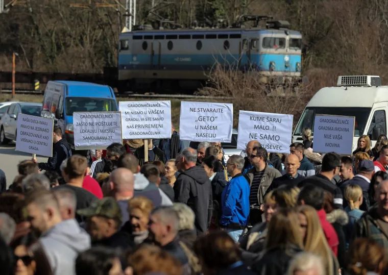 Stanovnici Petru&scaron;evca prosvjedovali zbog doseljavanja Roma, Bandiću poručili: 'Kume, &scaron;araj malo!'
