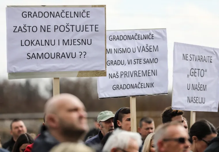 Stanovnici Petru&scaron;evca prosvjedovali zbog doseljavanja Roma, Bandiću poručili: 'Kume, &scaron;araj malo!'