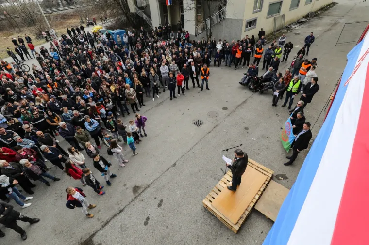 Stanovnici Petru&scaron;evca prosvjedovali zbog doseljavanja Roma, Bandiću poručili: 'Kume, &scaron;araj malo!'