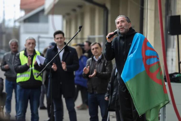 Stanovnici Petru&scaron;evca prosvjedovali zbog doseljavanja Roma, Bandiću poručili: 'Kume, &scaron;araj malo!'
