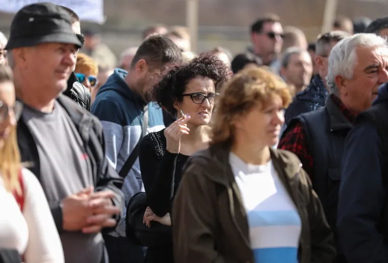 Stanovnici Petru&scaron;evca prosvjedovali zbog doseljavanja Roma, Bandiću poručili: 'Kume, &scaron;araj malo!'