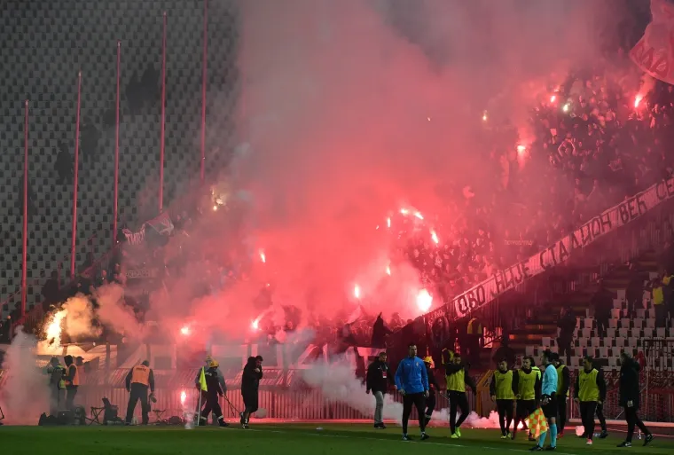 KAOS U BEOGRADU: Sve gori na tribinama stadiona Rajko Mitić