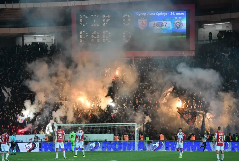 KAOS U BEOGRADU: Sve gori na tribinama stadiona Rajko Mitić