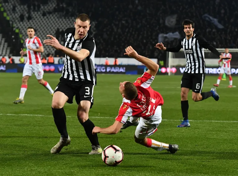 KAOS U BEOGRADU: Sve gori na tribinama stadiona Rajko Mitić