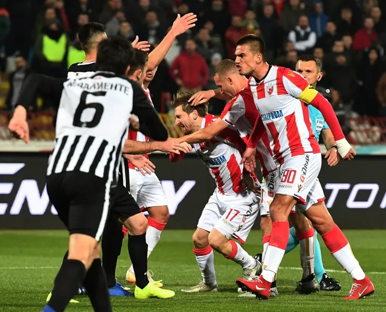 KAOS U BEOGRADU: Sve gori na tribinama stadiona Rajko Mitić