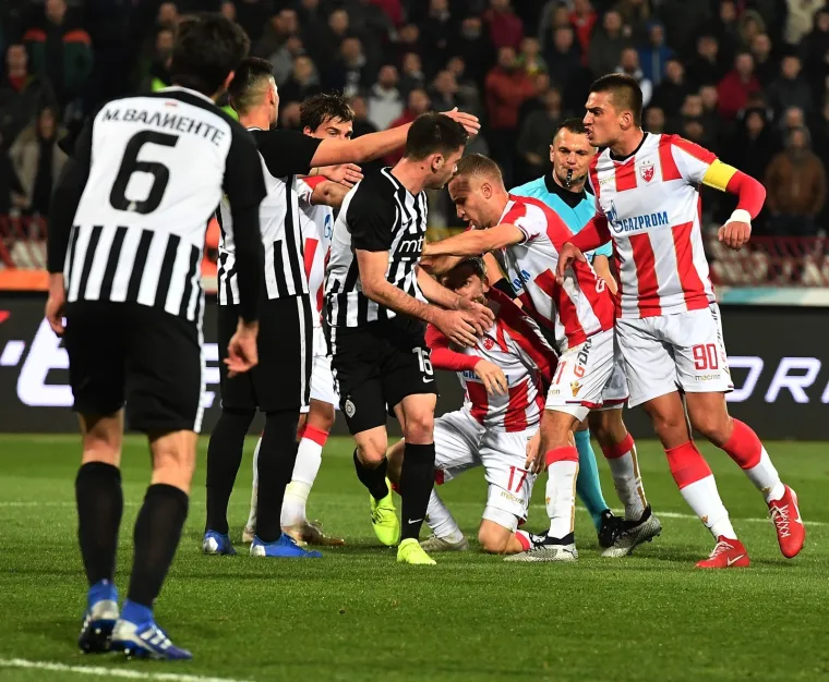 KAOS U BEOGRADU: Sve gori na tribinama stadiona Rajko Mitić