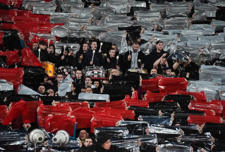 KAOS U BEOGRADU: Sve gori na tribinama stadiona Rajko Mitić