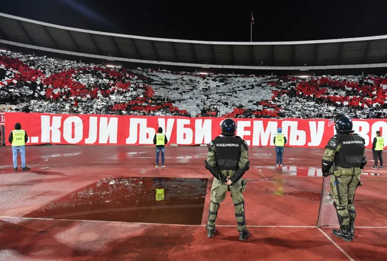 KAOS U BEOGRADU: Sve gori na tribinama stadiona Rajko Mitić