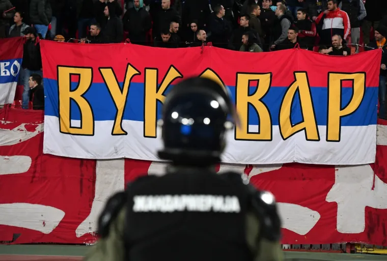 KAOS U BEOGRADU: Sve gori na tribinama stadiona Rajko Mitić