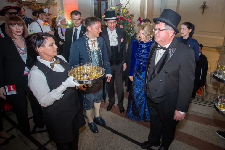 U Guvernerovoj palači održan je humanitarni karnevalski bal pod maskama na kojemu se prikupljao novac za nabavu medicinske opreme za Kliniku za dječju kirurgiju KBC-a Rijeka. Ove je godine na balu uz gradonačelnika Vojka Obersnela  bila i predsjednica Kolinda Grabar-Kitarović, veleposlanici u Hrvatskoj i drugi predstavnici diplomatskog zbora.