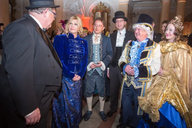 Predsjednica je stigla na bal u kraljevskom izdanju. Jednim detaljem opet je iznenadila