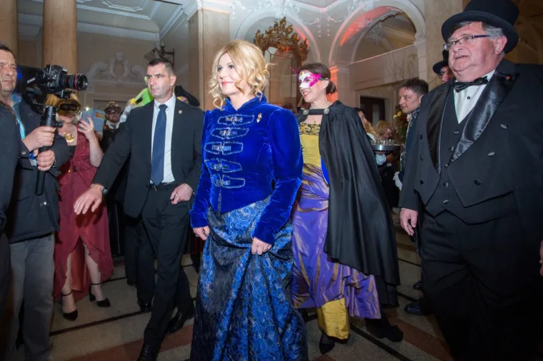 Predsjednica je stigla na bal u kraljevskom izdanju. Jednim detaljem opet je iznenadila
