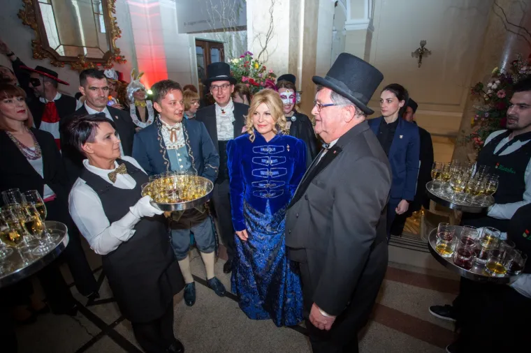 Predsjednica je stigla na bal u kraljevskom izdanju. Jednim detaljem opet je iznenadila