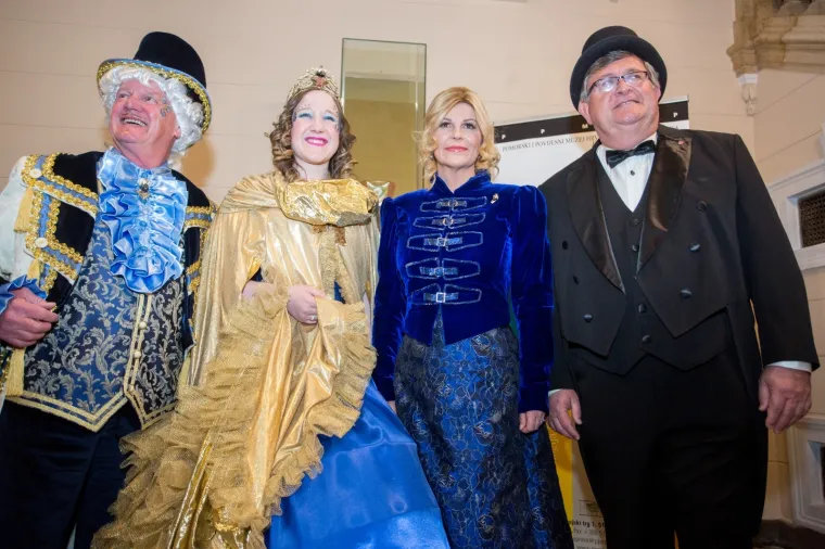 Predsjednica je stigla na bal u kraljevskom izdanju. Jednim detaljem opet je iznenadila