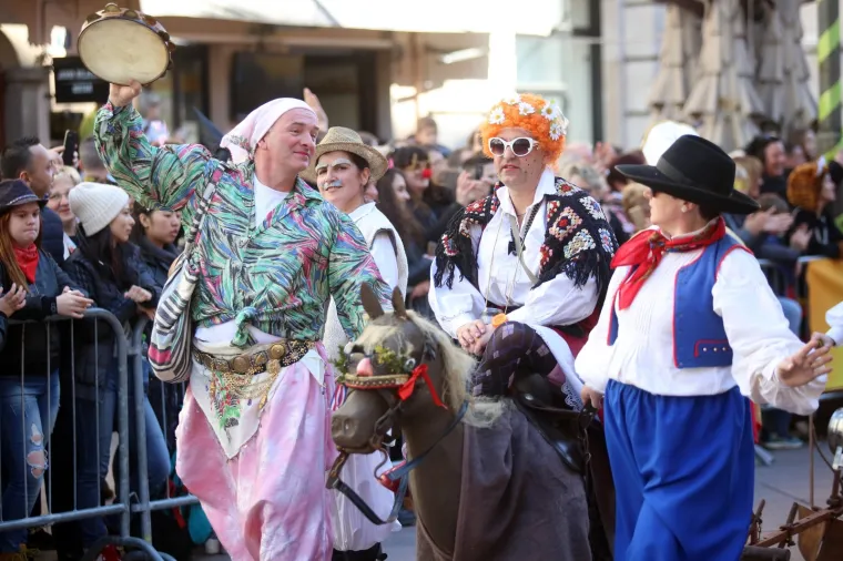 Velika karnevalska povorka u Rijeci: Vi&scaron;e od 10.500 ma&scaron;kara prodefiliralo Korzom