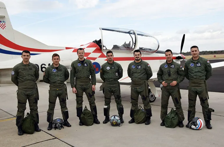 Pilot Novković je nastavnik letenja i demo pilot na avionu Pilatus PC-9M, a bio je i službeni komentator grupe u sezoni 2018. Tijekom obuke kroz tridesetak letova uvježbavani su isključivo specifični elementi koje će natporučnik Novković izvoditi u okviru programa nastupa "Krila Oluje" za sezonu 2019.