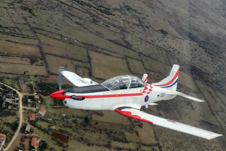 Natporučnik Novković najmlađi je član "Krila Oluje" u sada&scaron;njoj postavi, a rođen je 1989. u Melbournu u Austarliji. Živi u Zadru, a diplomirao je 2013. godine, stekav&scaron;i naziv inženjera aeronautike. Do sada je ostvario oko 600 sati naleta.